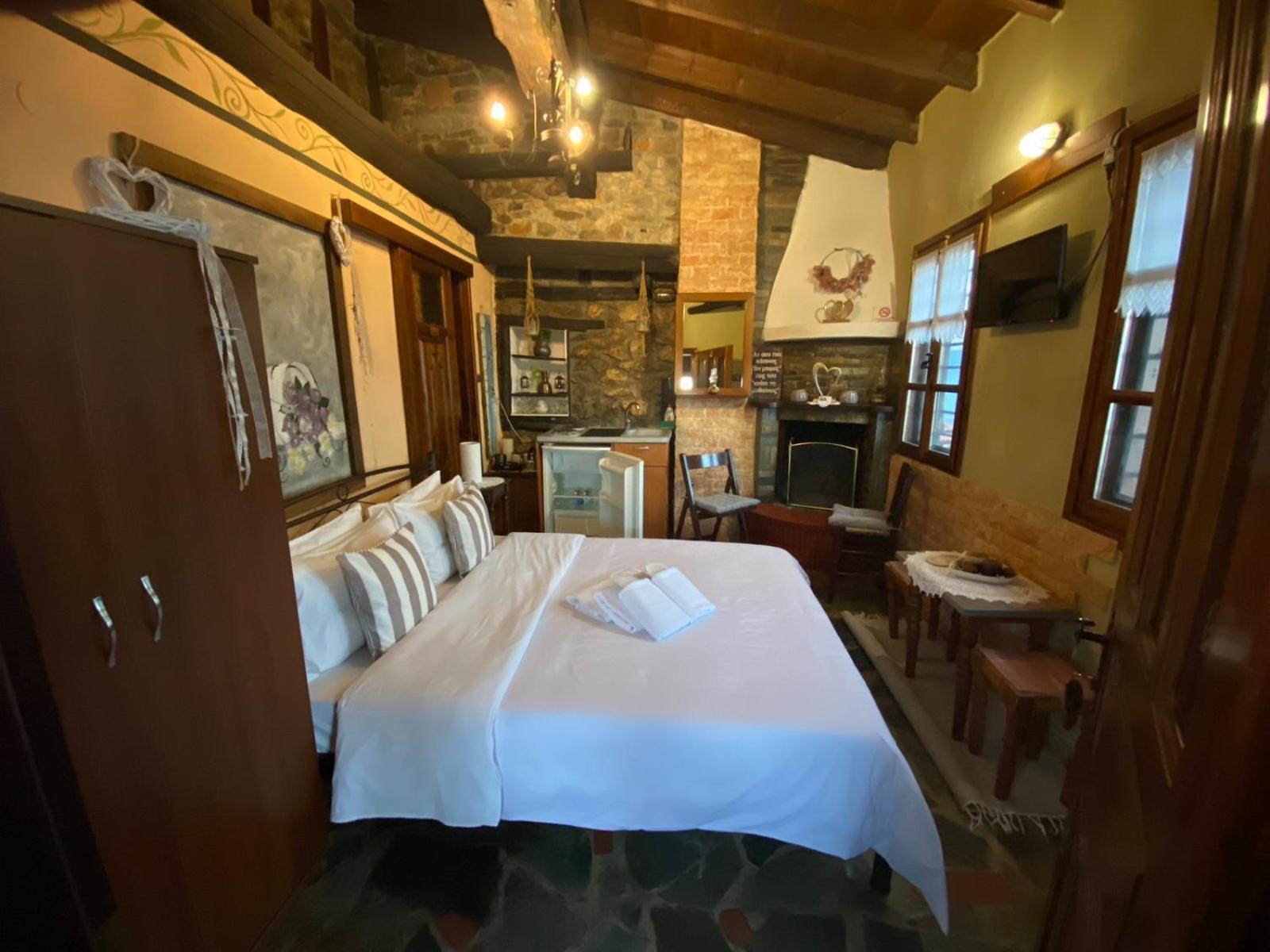 Traditional Guesthouse Erato 팔라이오스 판텔레이몬 외부 사진