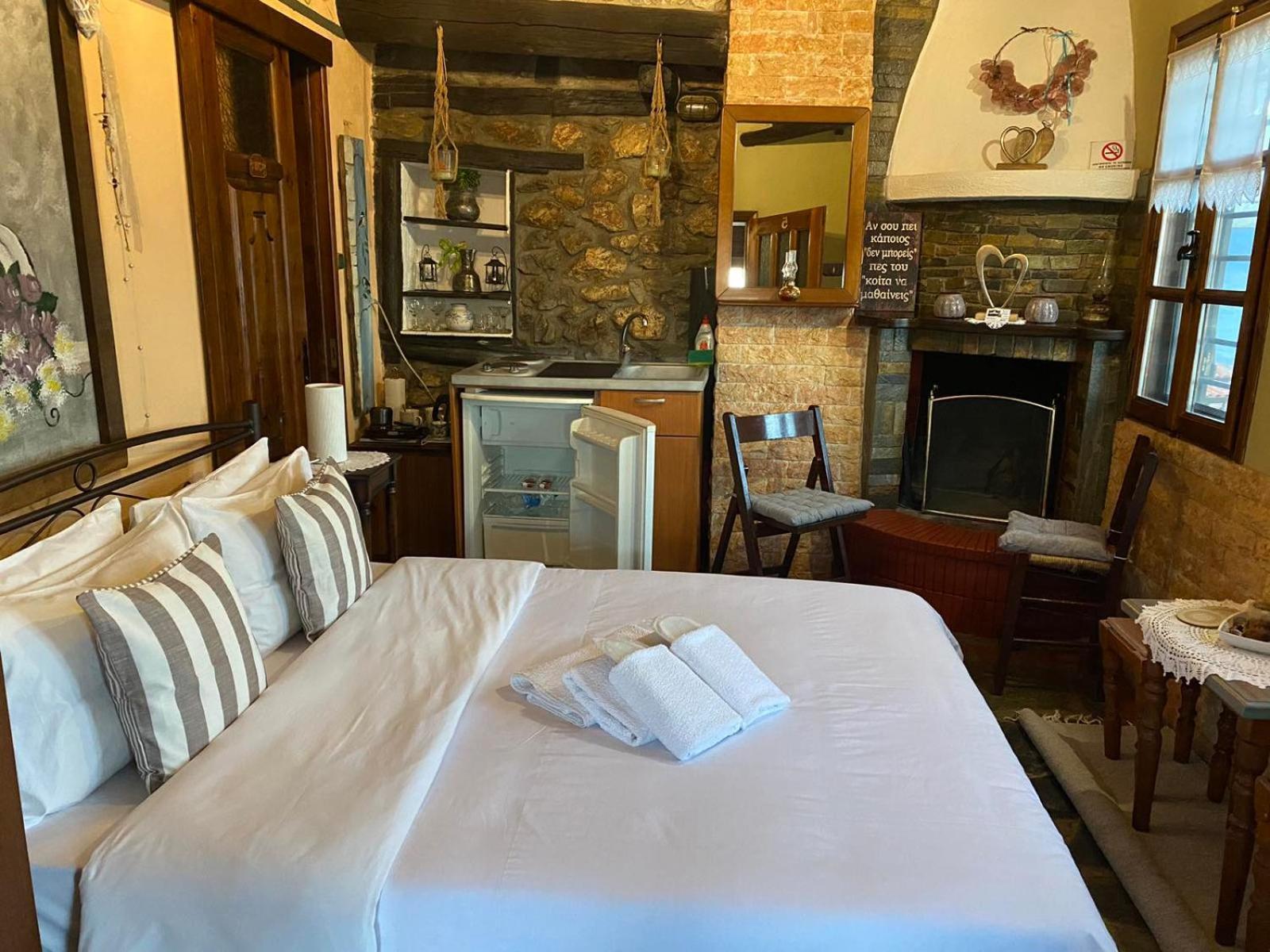 Traditional Guesthouse Erato 팔라이오스 판텔레이몬 외부 사진