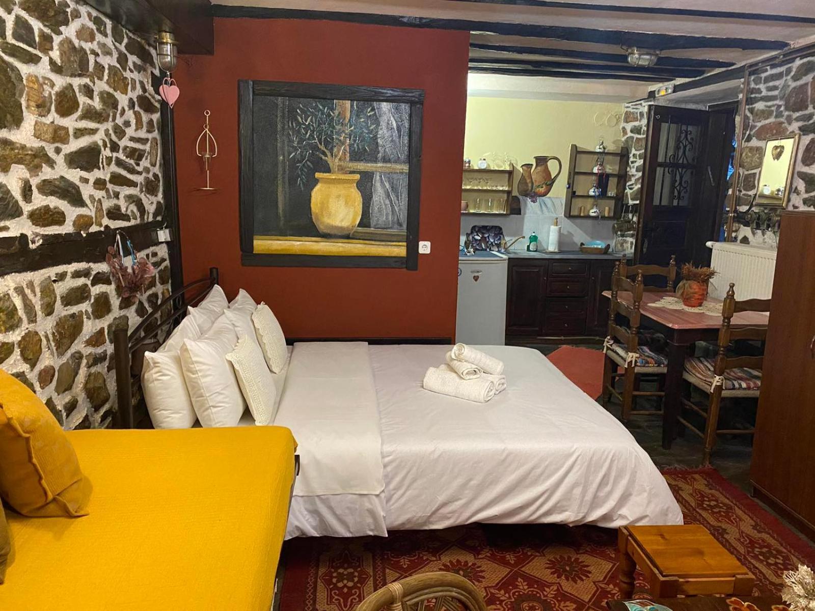Traditional Guesthouse Erato 팔라이오스 판텔레이몬 외부 사진