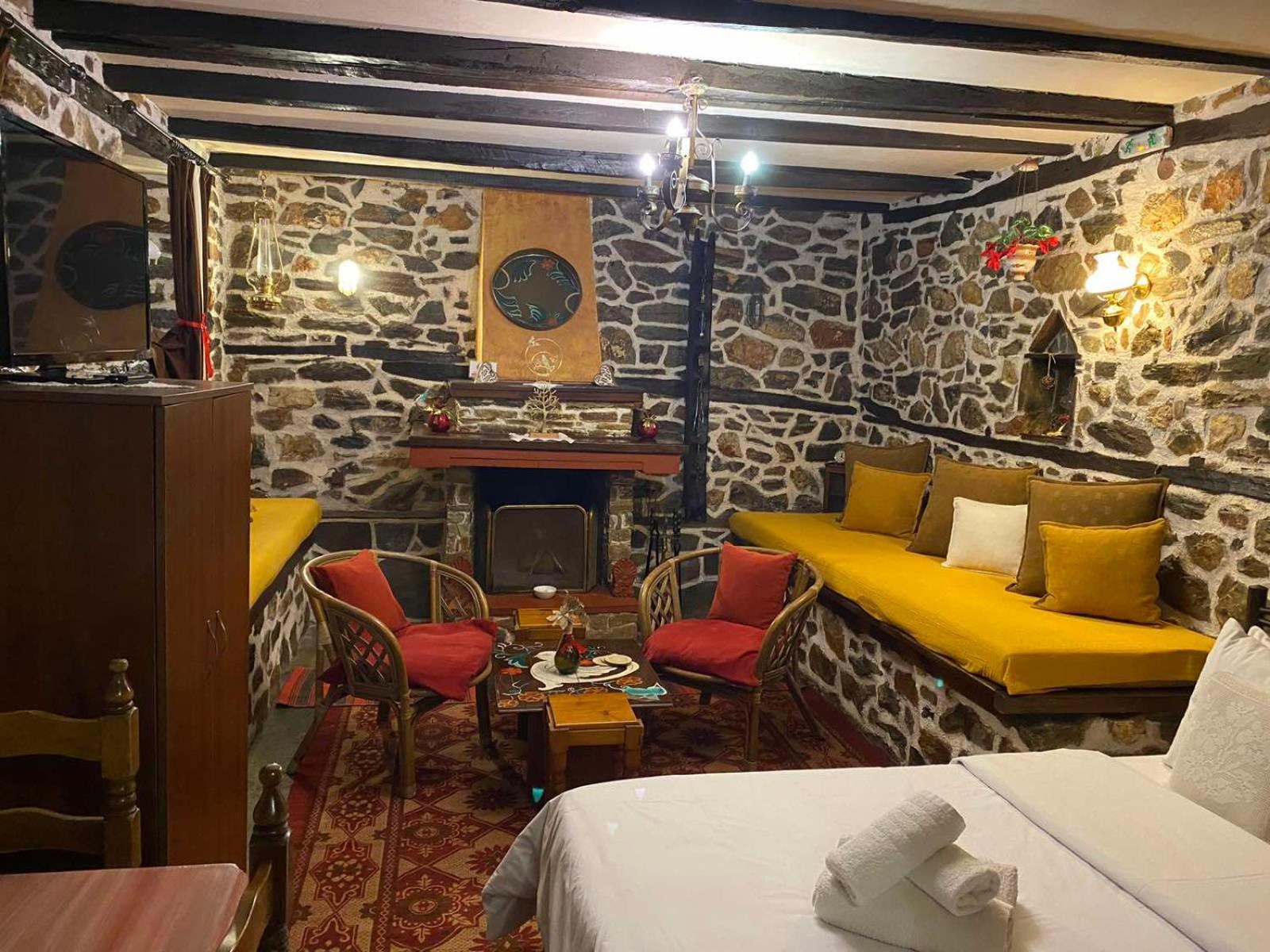 Traditional Guesthouse Erato 팔라이오스 판텔레이몬 외부 사진